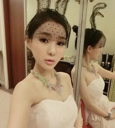 疑似郭美美生父露脸 身高约一米八与郭美美合影