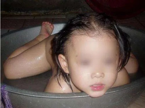 女孩泡澡时溺水事件是怎么发生的？