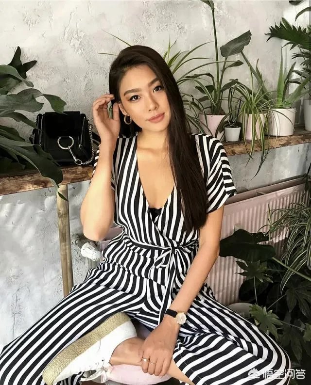 花色连衣裙现在还是否流行？现在的流行趋势是什么？