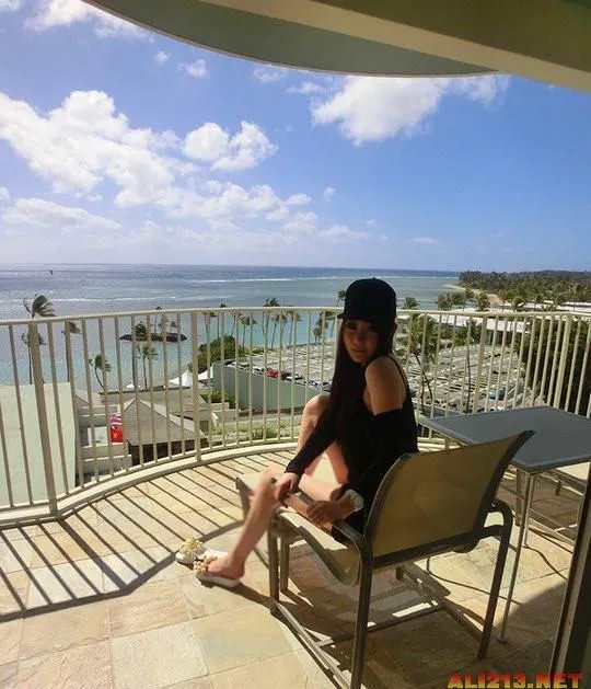 14岁富二代高调炫富 住豪宅、开豪车、秀美女