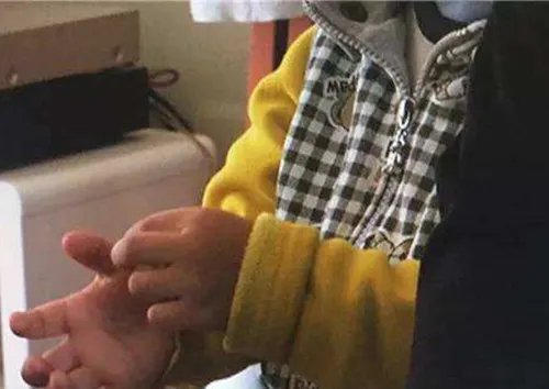 蛇蝎心肠女子拉下幼童致头着地  其母暗察明访后大吃一惊！