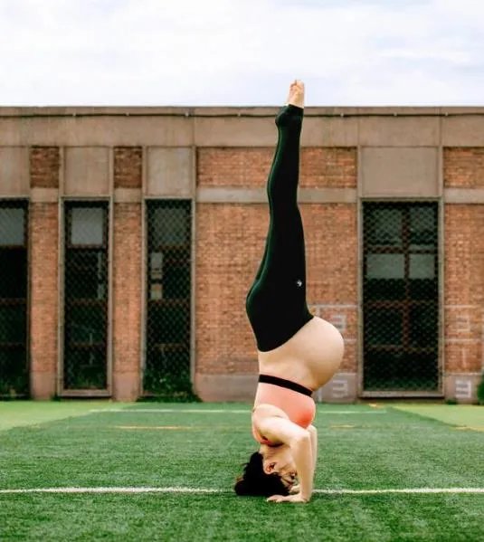 刘璇晒孕肚倒立照：如此大的肚子居然能倒立还劈叉