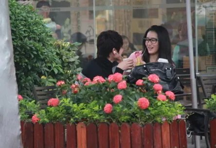 赵卓娜陈翔什么关系  亲密交谈打情骂俏