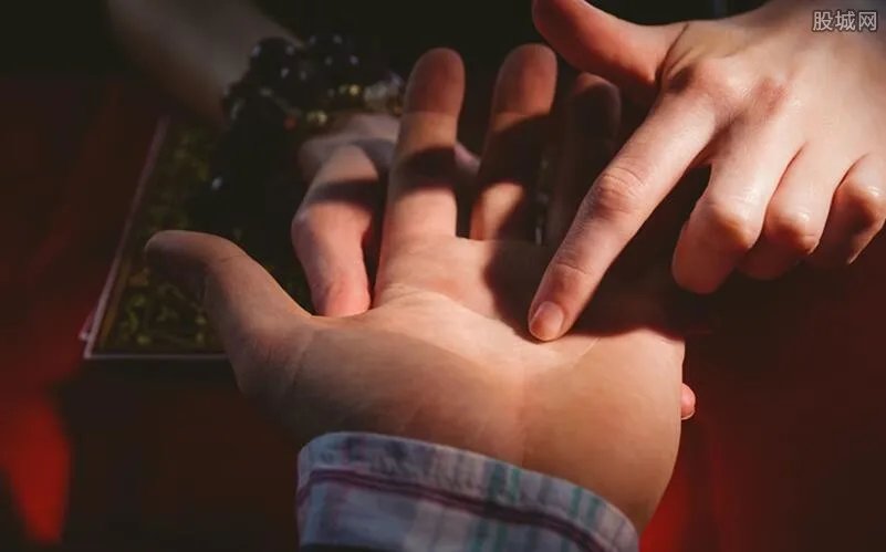 央视起底网络占卜 环环相扣套取钱财