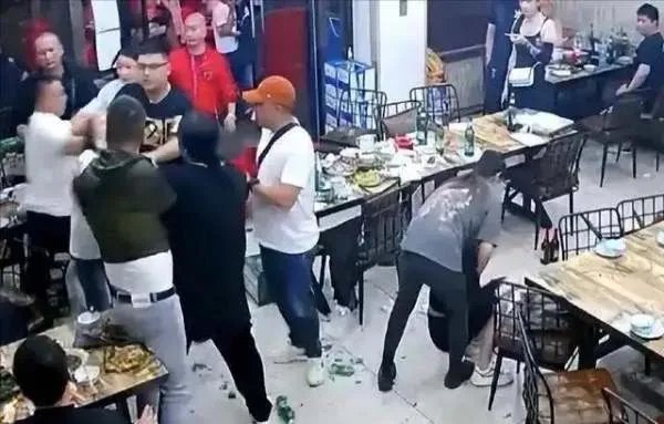 唐山打人案：警方接警28分钟后到现场，出警时间到底符不符合规范？