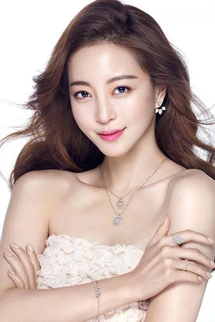 韩艺瑟整容前后对比图变化惊人 韩艺瑟韩国人气如何家里很有钱吗