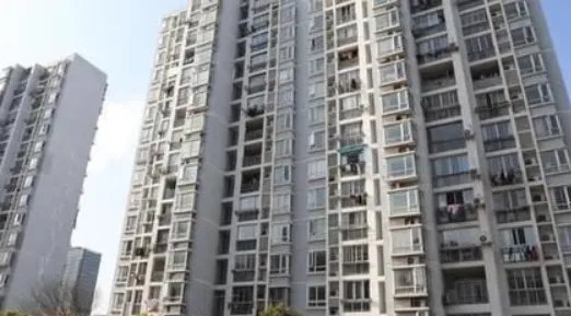 汪小菲因被拖欠房产证发文维权，遇到这种事该怎么办？