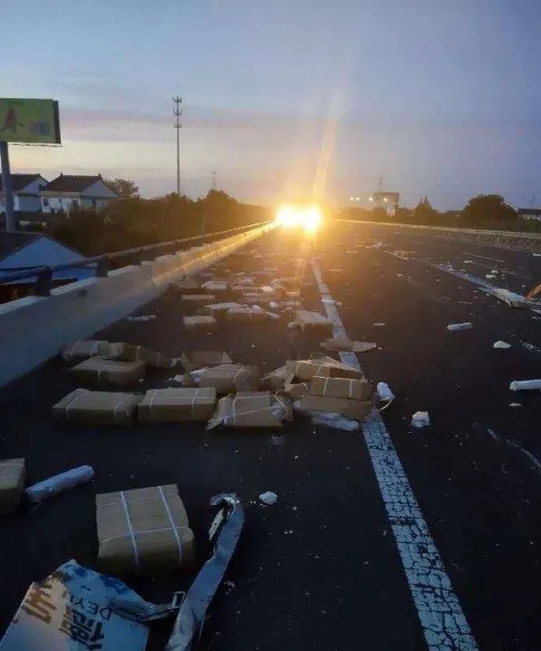 10吨猪肉翻车遭哄抢市委致歉，具体损失该如何理赔？