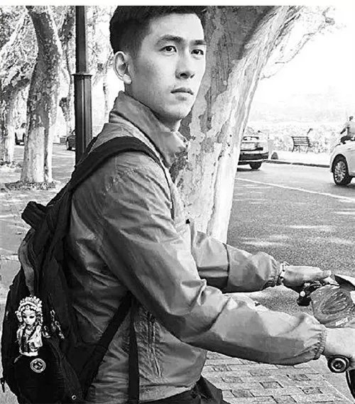 90后男生扮贵妃比李玉刚还美 浓妆艳抹向国粹致敬！