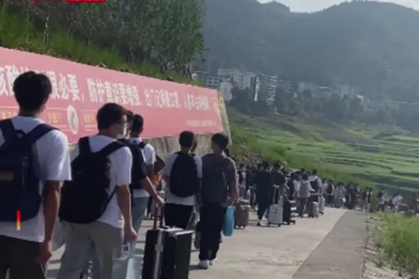 重庆一中学高三学生坐船进城赶考，他们为什么需要坐船赶考？