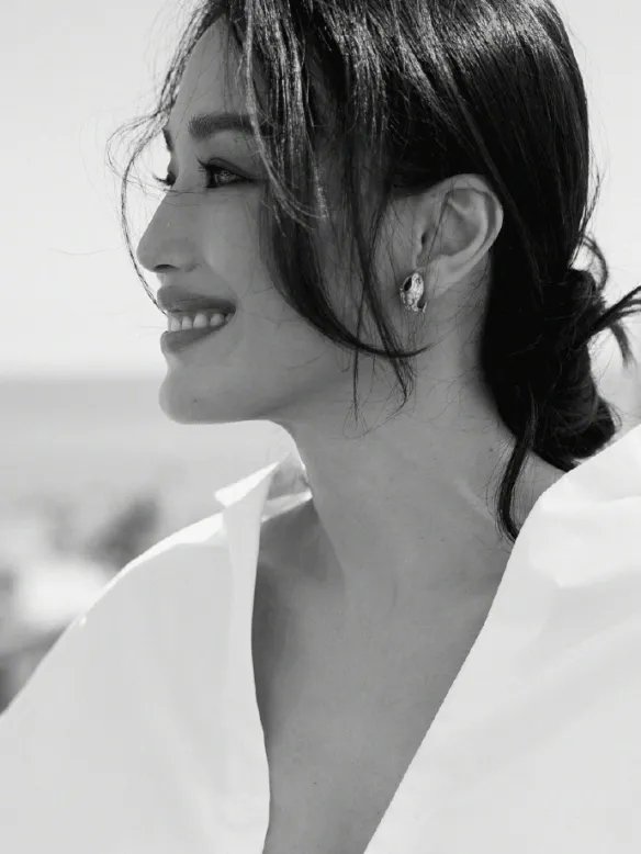 舒淇现身威尼斯电影节曝黑白写真 深V白衬衫松弛优雅