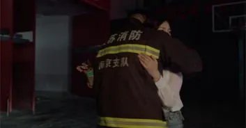 如何看待女孩考进消防队和男友成了战友这件事呢？