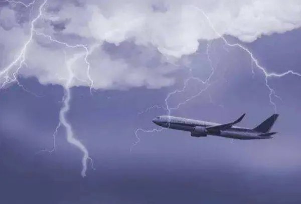 飞机被闪电击中会怎么样？飞机又是怎样避免被闪电击中的？