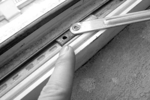 窗户漏风的原因都有哪些 该如何解决窗户漏风的问题