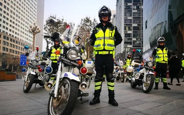 成都交警人南青年铁骑队亮相是真的吗？