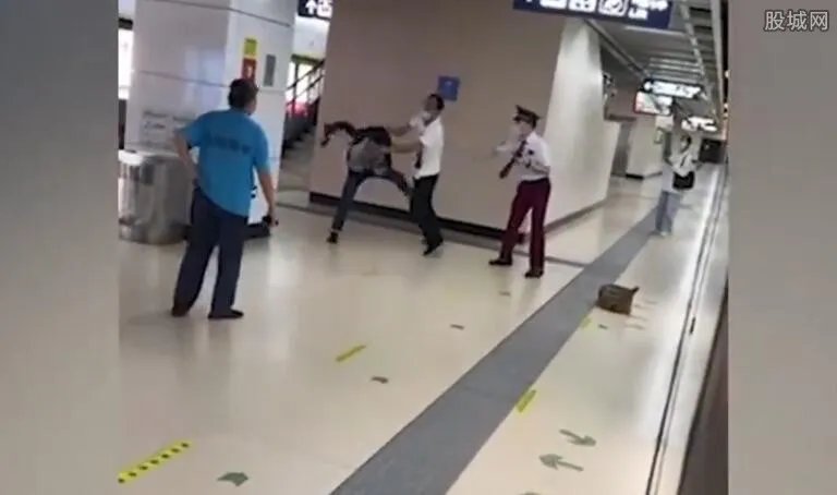 武汉一男子乘地铁不戴口罩被殴打 画面曝光殴打过程