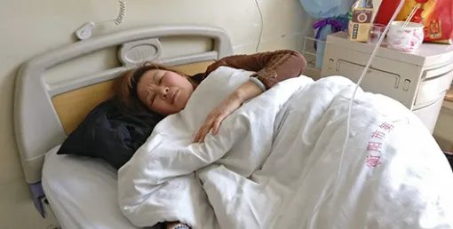 湖南服务员遭殴打 询问