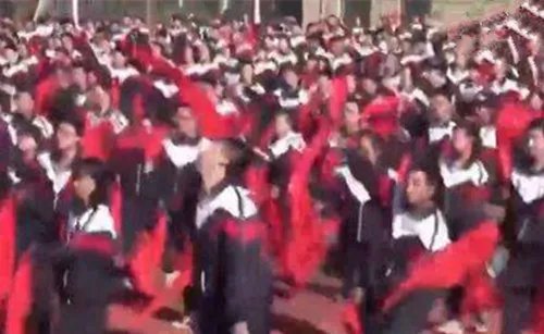 男生跳操意外走红来龙去脉分析   心疼附近的女生惨不忍睹