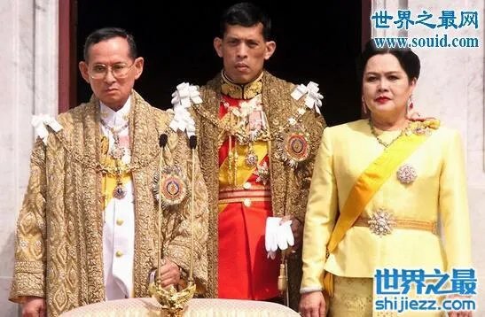 泰国国王眼睛怎么瞎的，21岁开车出车祸右眼失明 