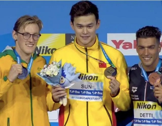 如何看待疯狂女粉丝在孙杨广告牌上画金牌？