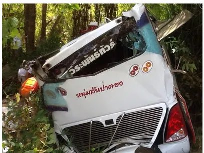泰国一载中国游客大巴发生连环车祸致一死两伤？