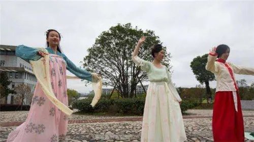 女子穿五年汉服上下班  回头率100%，被路人喊“仙女”!