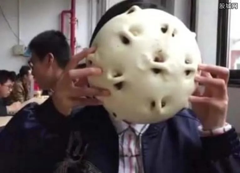 人大6元馒头走红 一个大馒头约为1800克