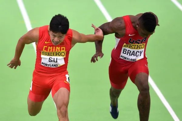 苏炳添花16万给老人发红包被吐槽，这算不算是网友的道德绑架？