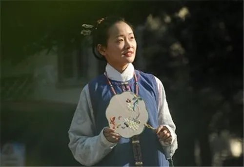 女子穿五年汉服上下班  回头率100%，被路人喊“仙女”!