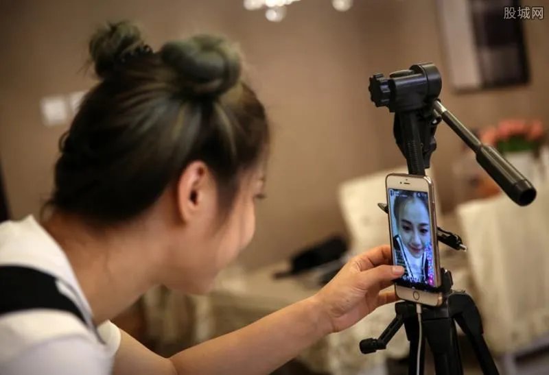 与趣店合作惹争议贾乃亮傅首尔致歉 对品牌前身缺乏了解