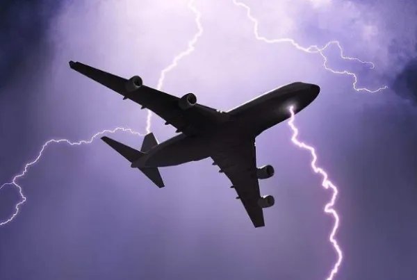 飞机被闪电击中会怎么样？飞机又是怎样避免被闪电击中的？