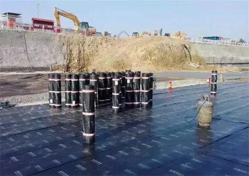 app防水卷材是自粘的吗