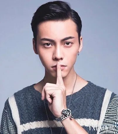 陈伟霆晒帅照获赞露额短发清爽时尚