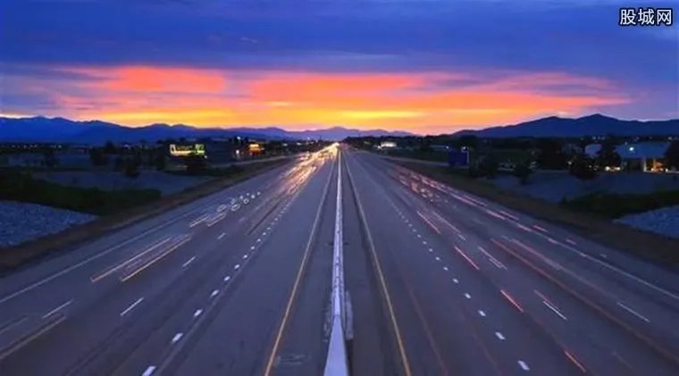 中国首条超级公路 坐车回家的你再也不怕堵了