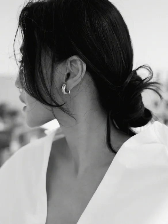 舒淇现身威尼斯电影节曝黑白写真 深V白衬衫松弛优雅