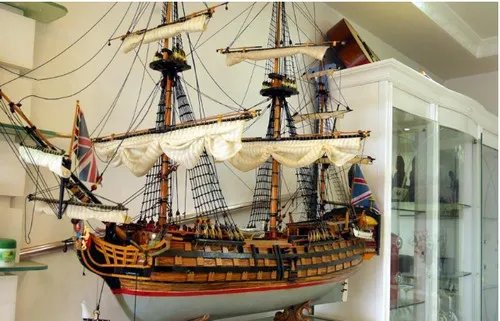 老人手工制古战船 按照真实战船的图纸仿造而成