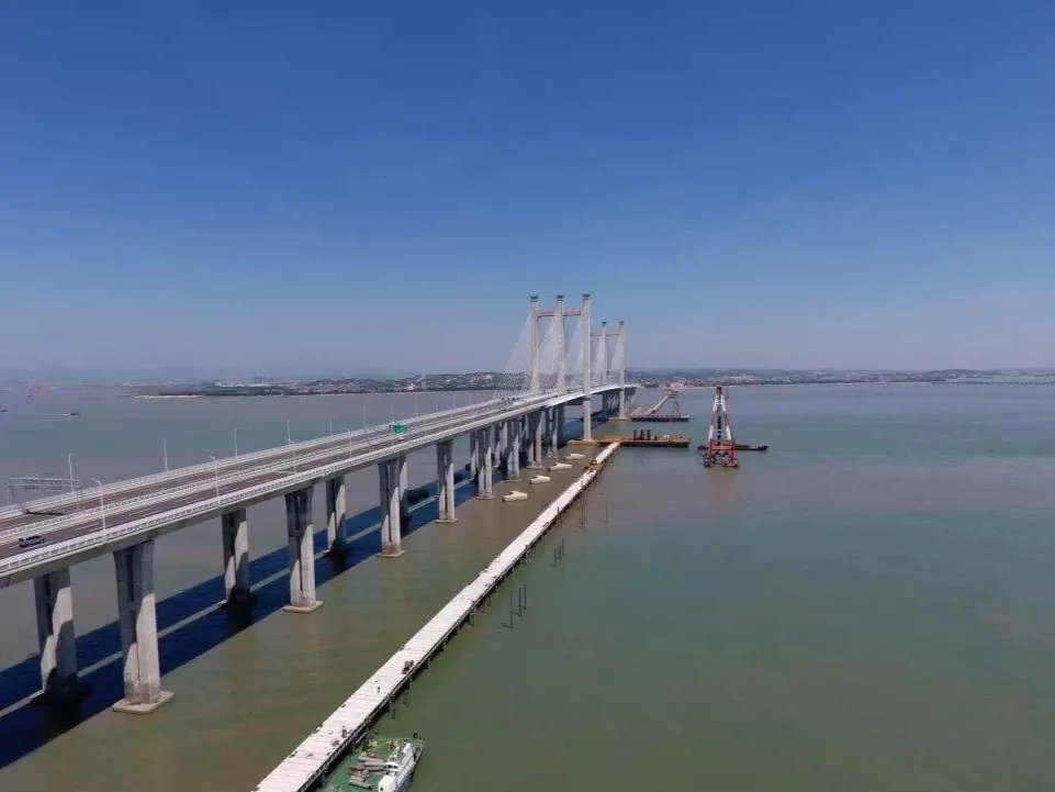 世界首座高铁跨海大桥主塔封顶，通行后会带来哪些便利？