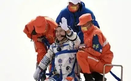 航天员进舱前向大家比心，你对这一幕有何感触？