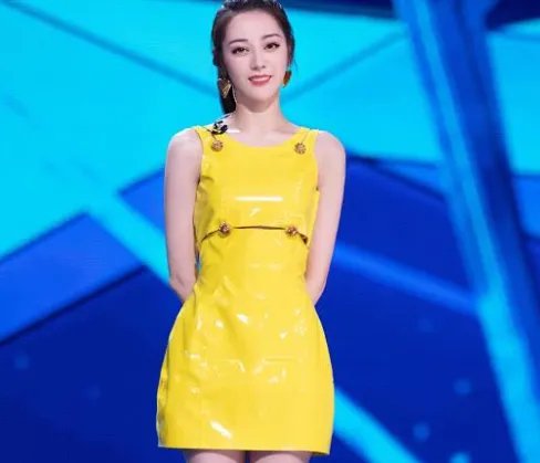 迪丽热巴身穿吊带金色鱼尾礼服出席活动，你有被她的造型惊艳到吗？