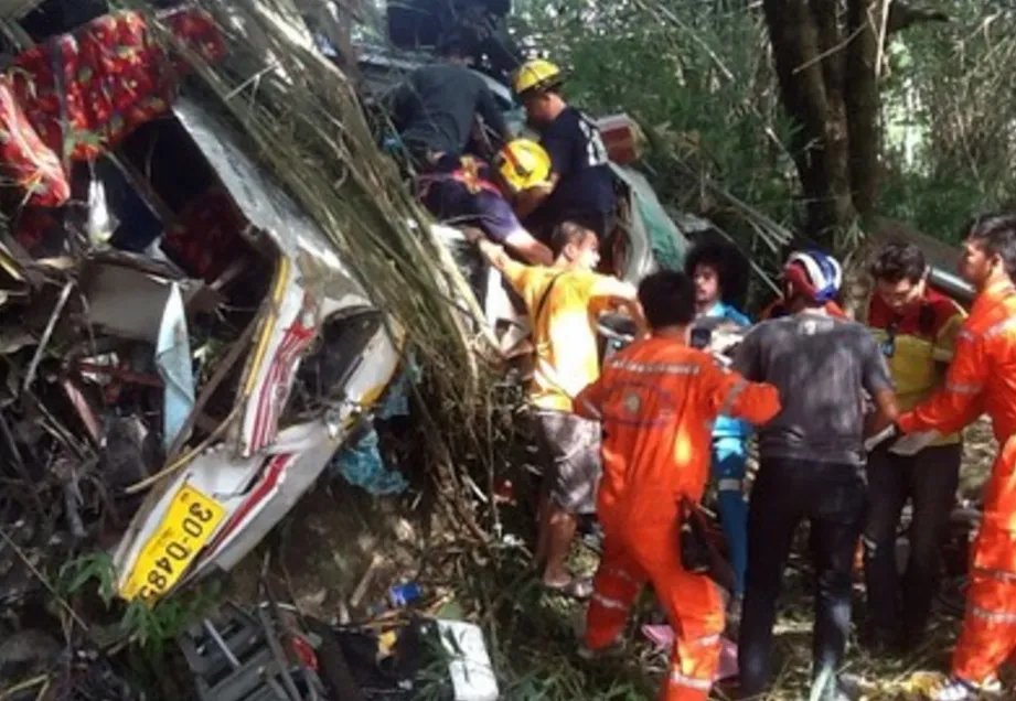 泰国一载中国游客大巴发生连环车祸致一死两伤?