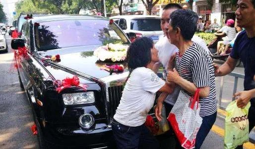河南大爷大妈国庆组团拦婚车，现场到底发生了什么？