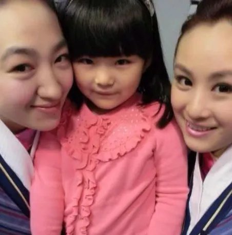 王诗龄和空乘合影搞怪  网友大呼太萌了