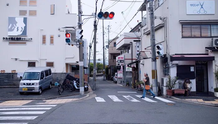 先有红绿灯还是先有汽车 红绿灯和汽车哪个先有