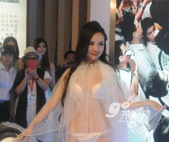 干露露卫浴展化身美人鱼 胸贴上阵显羞涩