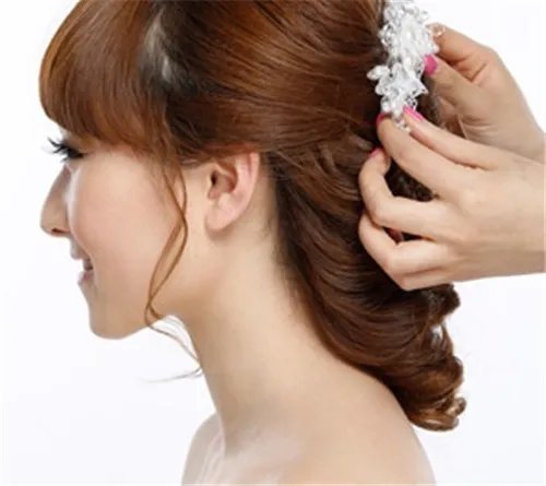 齐刘海新娘造型推荐 齐刘海新娘发型扎法步骤