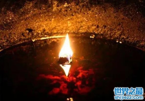 古代墓室长明灯的工作原理，其实是很简单的燃烧原理 