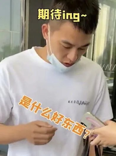 欧豪回应被粉丝送香肠是怎么回事 欧豪回应被粉丝送香肠是什么情况