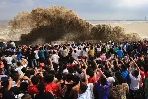 警方连续三年钱塘江观潮时抓住逃犯，钱塘江魅力到底有多大？