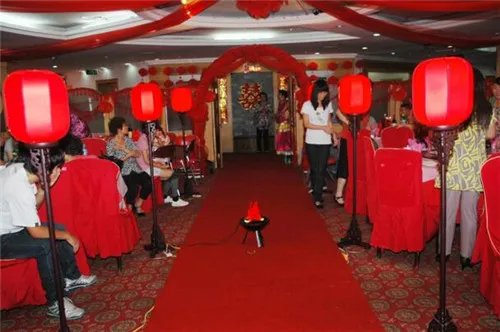 中式婚礼主持人可以穿西装吗 中式婚礼有哪些特点