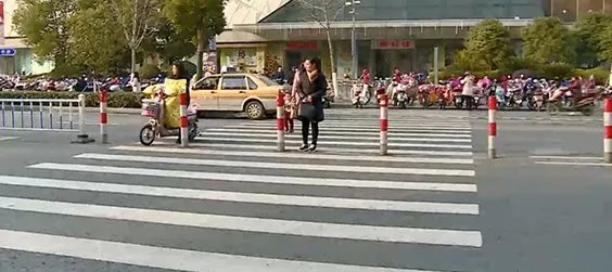 女司机开车擦窗撞飞3人如何处理？